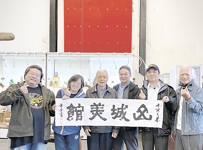 金門知名書藝家「方舟」陳昆乾(右四)的多件作品,繼新春期間受邀福建南安展出後,2月11日起,他與攝影大師呂良遠等人,將在新北市瑞芳「山城美館」推出兔年新春藝術風華展。
(陳昆乾提供)