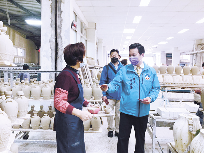 縣長陳福海昨走訪陶瓷廠，關心廠區員工並發放福袋。（縣府提供)
