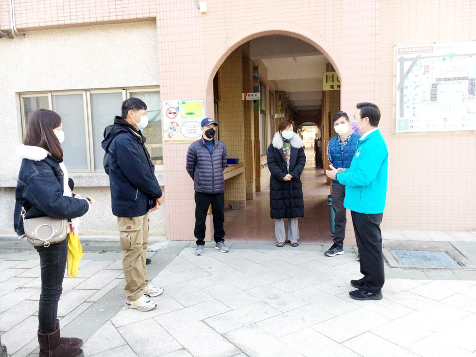 金門縣長陳福海昨抵柏村國小訪視校務,關心行政大樓興建進度及校務現況。(縣府提供)