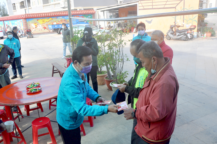 陳縣長致送「福慧吉祥」小禮物，祝福大家新年快樂。（李增汪攝）