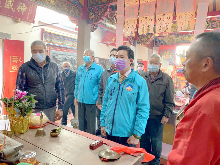 縣長陳福海率領縣府團隊前往下湖關聖帝廟上香參拜，同時敬獻爐敬金。（林靈攝）