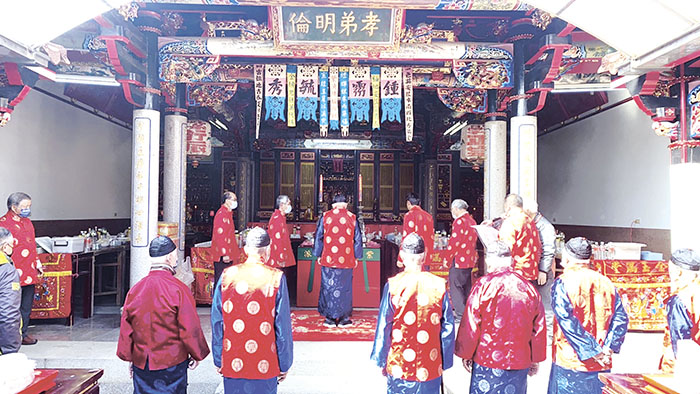 汶浦黃氏裔孫於正月初十在後浦頭黃氏家廟舉行春季祭祖大典,並藉活動頒發基金會110學年度獎學金,期藉以代代傳承優良之禮俗傳統。(汶浦黃氏宗親基金會提供)