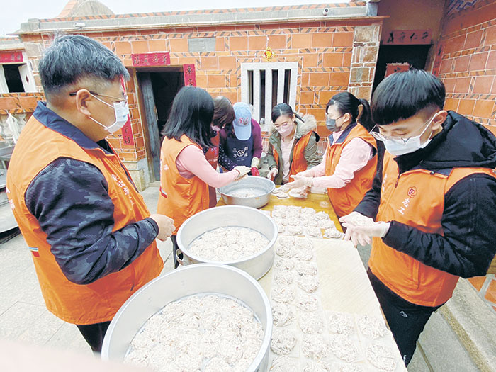 為使轄區榮民（眷）感受年節氛圍，榮服處長游文勇偕同志工承辦人許中威社工員及金寧榮欣志工隊伙伴共同舉辦「元宵送愛關懷榮民眷活動」。（榮服處提供）