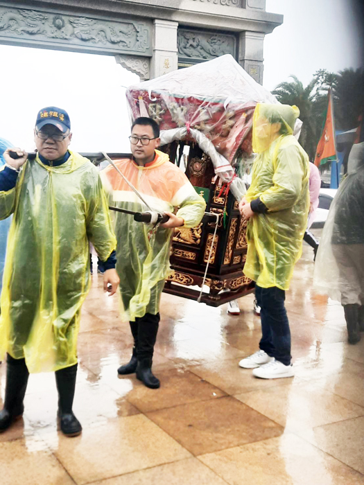 「刈香」,是烈嶼鄉聚落廟宇春節活動特色,神轎巡安鎮符,護佑地方。(羅厝社區提供)