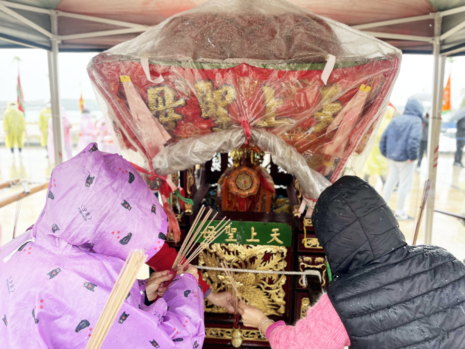 「刈香」,是烈嶼鄉聚落廟宇春節活動特色,善信虔誠的拜拜,祈求神明護佑闔家平安。
(羅厝社區提供)