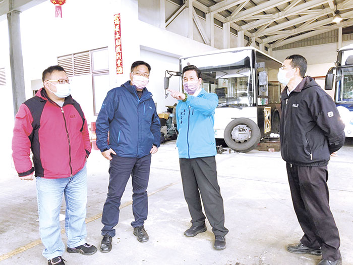 縣長陳福海日昨前往車船處位於金湖山外車站與建華保養場關心值班同仁,同時也前往辦公空間瞭解該處的資源盤整現況,期許加強公共運輸服務及活用資產。(縣府提供)