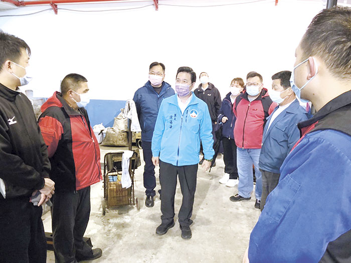 縣長陳福海日昨前往車船處位於金湖山外車站與建華保養場關心值班同仁,同時也前往辦公空間瞭解該處的資源盤整現況,期許加強公共運輸服務及活用資產。(縣府提供)