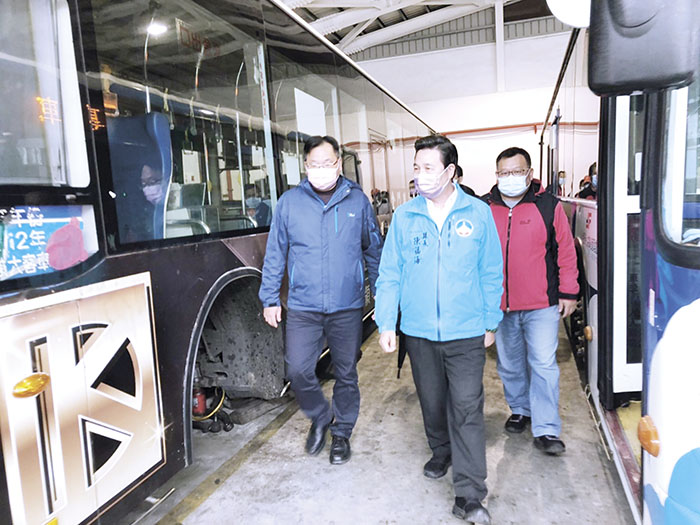 縣長陳福海日昨前往車船處位於金湖山外車站與建華保養場關心值班同仁,同時也前往辦公空間瞭解該處的資源盤整現況,期許加強公共運輸服務及活用資產。(縣府提供)
