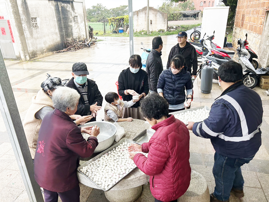 青岐朱府王爺廟前集結善信們,一起搓湯圓,感受元宵年節氣氛。
(青岐朱府王爺廟管理委員會提供)