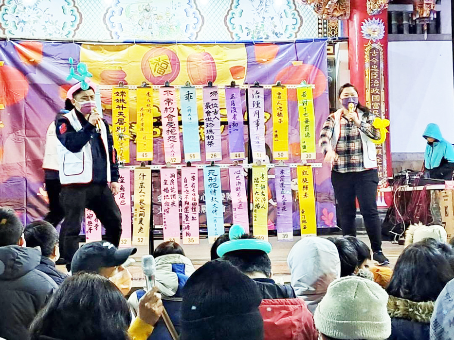 由金門家扶中心展愛志工隊主辦,金城鎮北門社區發展協會協辦,共同攜手合作舉辦「親子猜謎鬧元宵」活動。(李增汪攝)