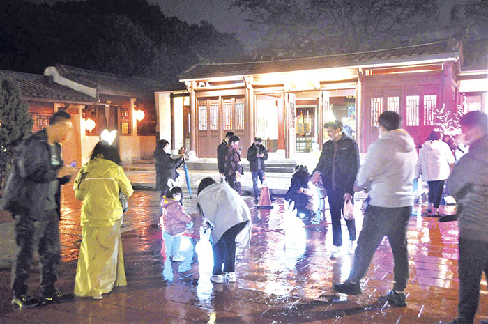 象徵「幸福起點」的可愛玉兔群。(李增汪攝)