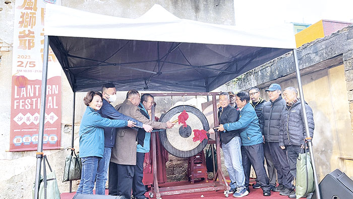 金沙鎮公所日昨在沙美老街辦理「風獅爺鬧元宵×復古小市集」,民眾在雨中領花燈參與RPG闖關遊戲,及晚間猜燈謎,現場愈夜愈熱鬧。(陳麗妤攝)