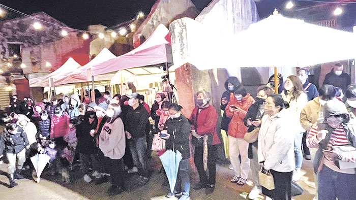 金沙鎮公所日昨在沙美老街辦理「風獅爺鬧元宵×復古小市集」,民眾在雨中領花燈參與RPG闖關遊戲,及晚間猜燈謎,現場愈夜愈熱鬧。(陳麗妤攝)