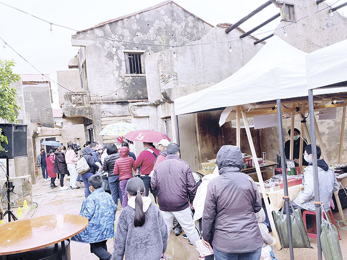 金沙鎮公所日昨在沙美老街辦理「風獅爺鬧元宵×復古小市集」,民眾在雨中領花燈參與RPG闖關遊戲,及晚間猜燈謎,現場愈夜愈熱鬧。(陳麗妤攝)