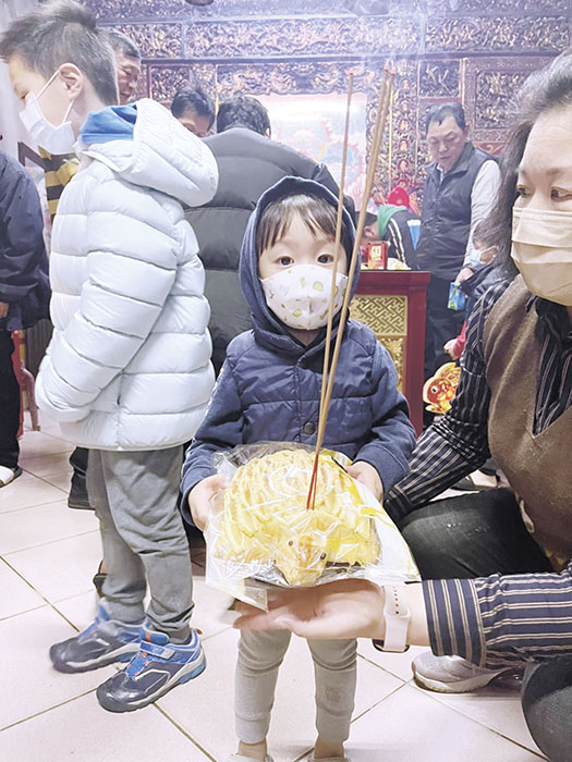 小朋友乞到吉祥龜，開心帶回家。（高凡淳攝）