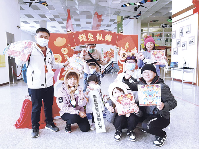 喜迎元宵節!文化園區管理所自2月3日起至5日止,加碼推出入館猜謎贈小燈籠活動。一連三天一早即吸引民眾到場排隊參與,每日限額150盞,均被熱情民眾一索而空,相當受到歡迎。(文化園區管理所提供)