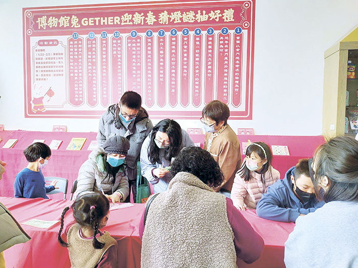 喜迎元宵節!文化園區管理所自2月3日起至5日止,加碼推出入館猜謎贈小燈籠活動。一連三天一早即吸引民眾到場排隊參與,每日限額150盞,均被熱情民眾一索而空,相當受到歡迎。(文化園區管理所提供)
