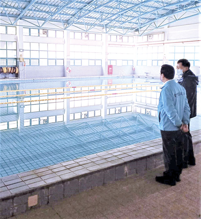 縣長陳福海（右二）與金沙國中校長黃明森（右一）實地勘察游泳池優化工程現況。（縣府提供）