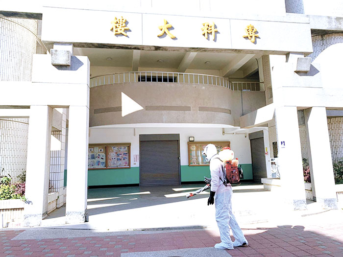金城鎮公所清潔隊在開學前針對各校進行清潔消毒工作。(金城鎮公所提供)