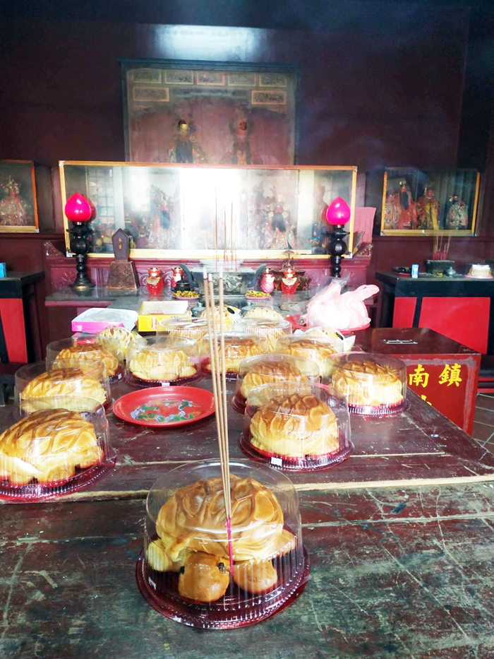 晚上於鎮南宮舉行一場民俗乞龜祈福活動。(后沙嚨口社區發展協會提供)