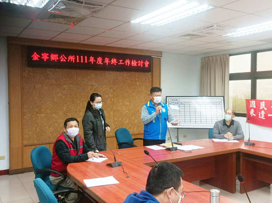 金寧鄉公所111年度財產申報實質審查公開抽籤,由鄉長楊忠俊在全體主管人員以及各單位同仁見證下公開抽出。(金寧鄉公所提供)