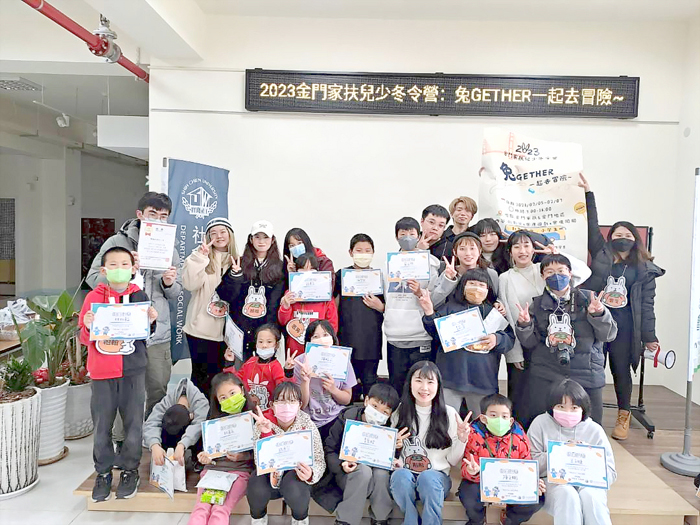 金門家扶中心兒童冬令營活動,帶領孩童搭公車走透透。(金門家扶中心提供)