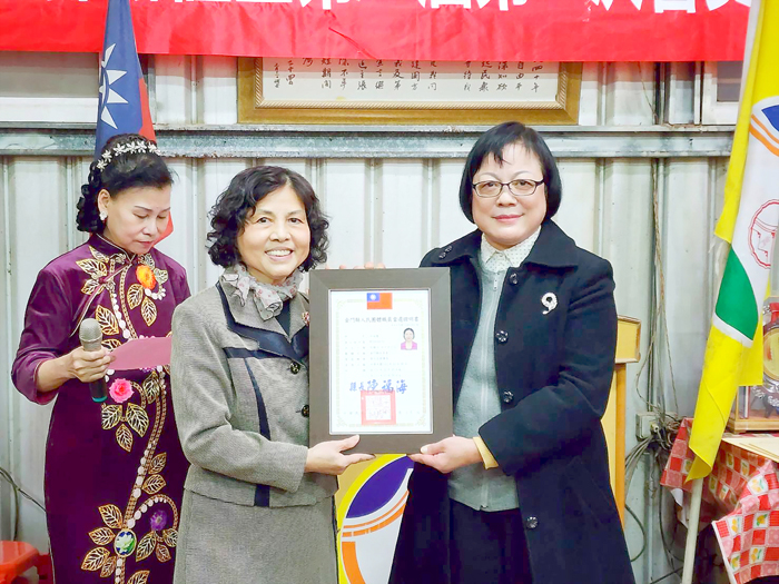 長青會第八屆理事長許淑慧(左)就職。(許峻魁攝)