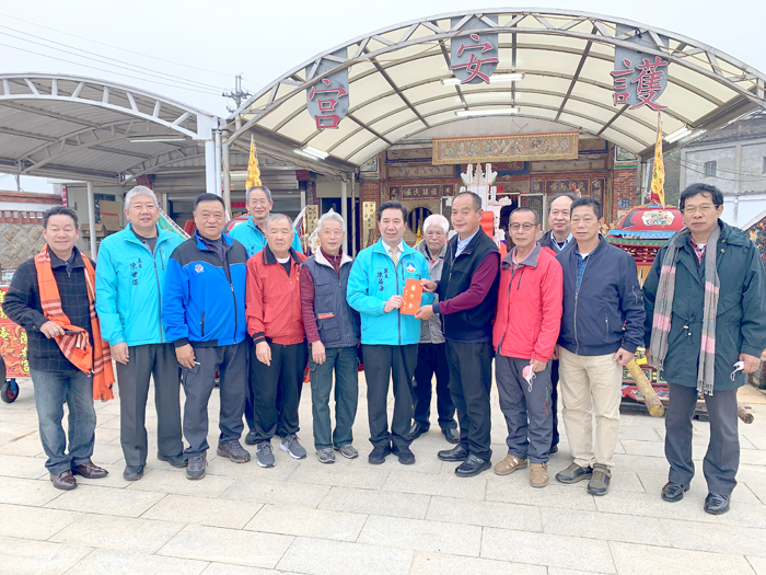 庵邊護安宮舉行明朝聖祖聖誕千秋建醮祈福慶典，昨日上午縣長陳福海率縣府團隊前往拈香祝禱，並敬獻爐敬金。（林靈攝）