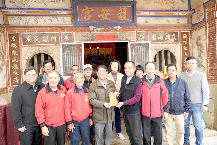 金湖鎮長陳文顧率公所同仁前往庵邊護安宮拈香祝禱並敬獻爐敬金。(金湖鎮公所)