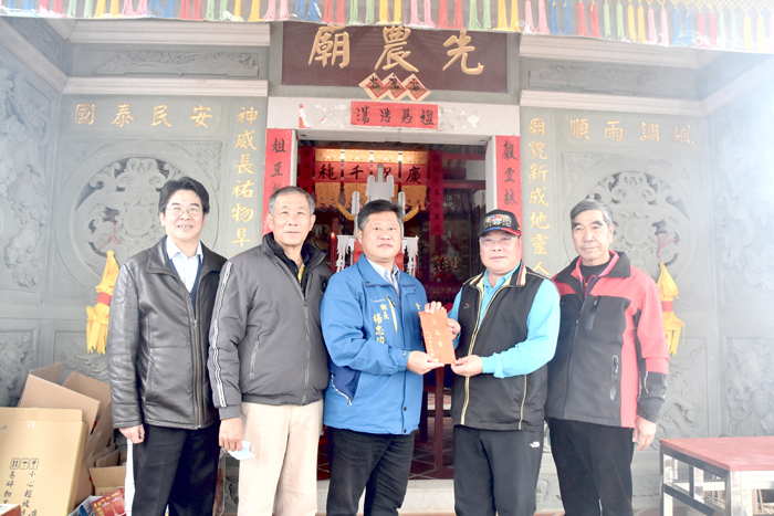 金寧鄉長楊忠俊致贈爐敬金,表達道賀之意。(許加泰攝)