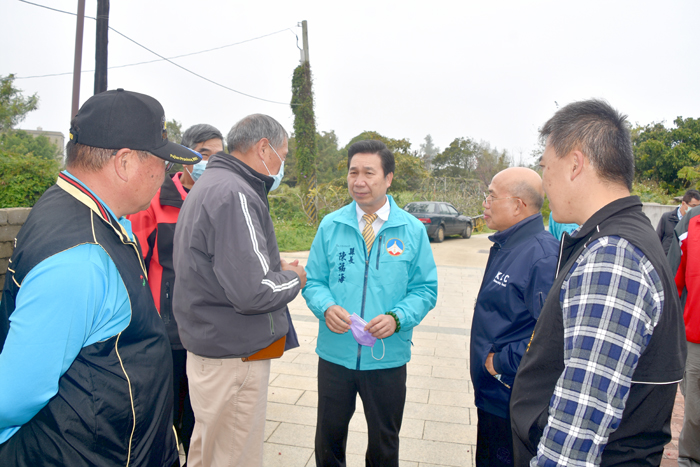 縣長陳福海關心古寧頭地方建設，昨日聽取議員李養生、村長李開陣、先農廟管委會主委李金贊、金寧鄉代表李俊龍以及在場鄉親反映地方建設意見。（許加泰攝）