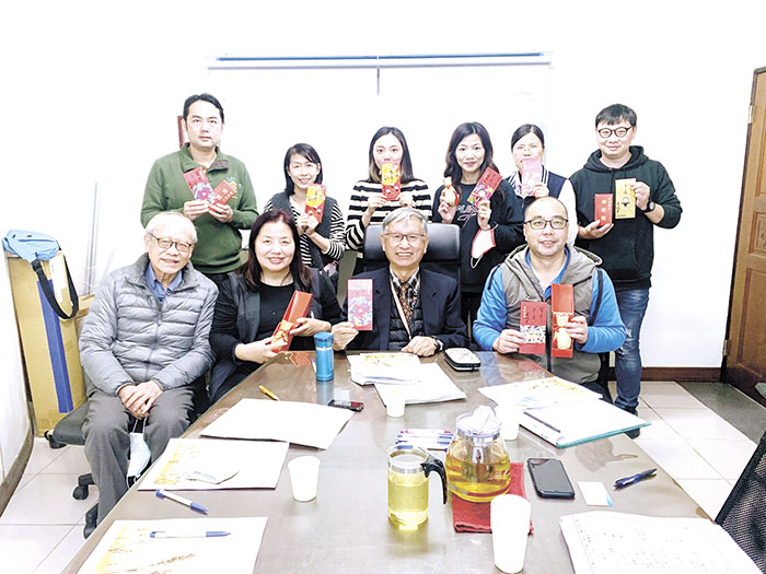 胡璉文化基金會召開工作會議,由董事長陳龍安主持、執行長余泓麟及基金會專兼同仁共同與會。(林靈攝)