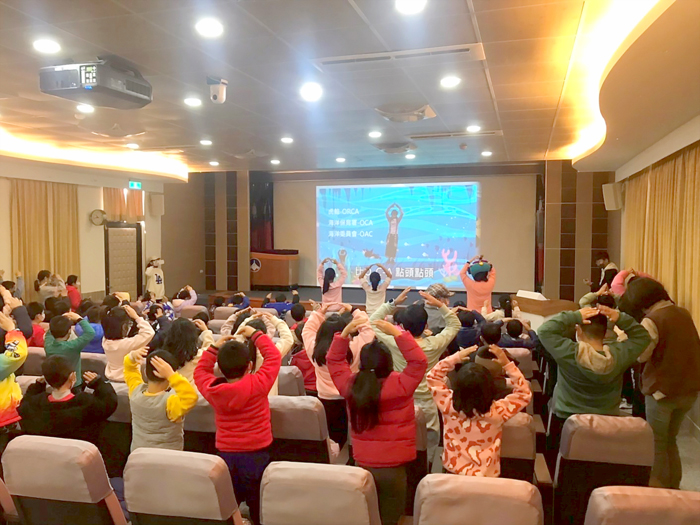 縣府政風處會同廉政志工隊，舉辦廣受學童喜愛的說故事廉政宣導活動。（縣府政風處提供）