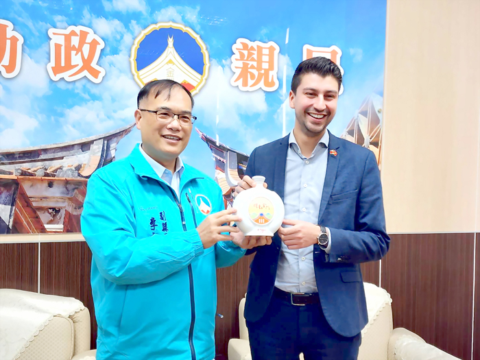 副縣長李文良(左)致贈紀念酒,由瑞士國會友台小組共同主席莫麟納代表接受。(許峻魁攝)
【飲酒警語:未成年不可飲酒】
