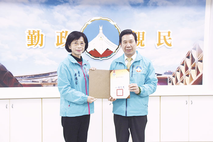 縣長陳福海昨主持金門縣政府112年第二次主管會報，會中並由行政處安排本縣烈嶼鄉上岐國小榮獲「111年孝道教育行動學校獎」、本縣榮獲教育部110年度「108學年度藝術與美感深耕計畫成果經審查優良獎」之獻獎儀式。（翁維智攝）