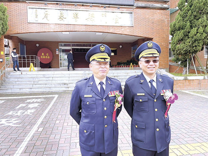 新任縣警局主任秘書曾有慶(右)、新任縣警局督察長黃維章(左),兩位都是金門子弟。(陳冠霖攝)
