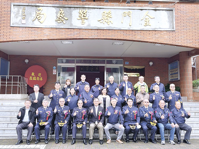 交接典禮後大合照。(陳冠霖攝)