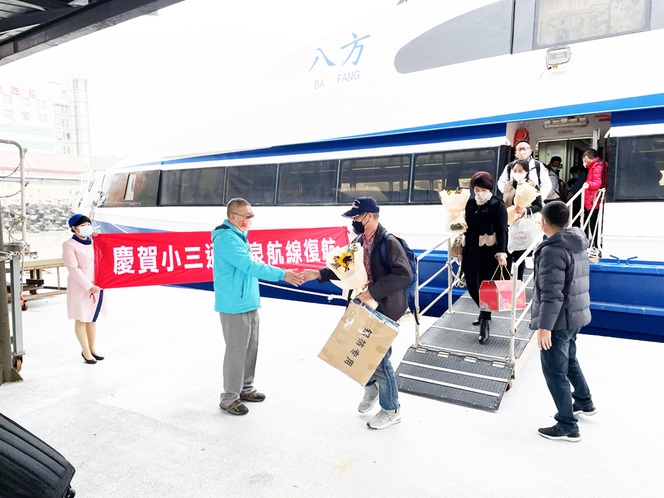 小三通金門—泉州航線昨日復航，觀光處長張瑞心到場迎接旅客。昨日有30名旅客搭乘小三通船班從金門到泉州。（陳冠霖攝）