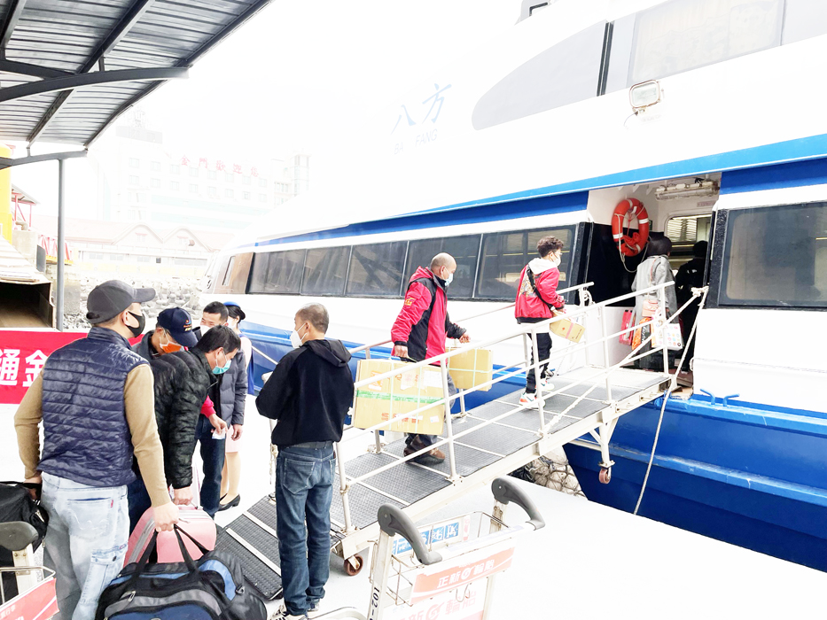 小三通金門—泉州航線昨日復航，觀光處長張瑞心到場迎接旅客。昨日有30名旅客搭乘小三通船班從金門到泉州。（陳冠霖攝）
