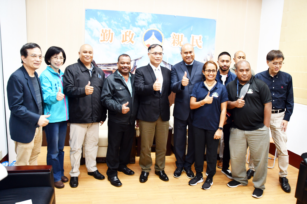 副縣長李文良與帛琉代表團成員合影。（楊水詠攝）