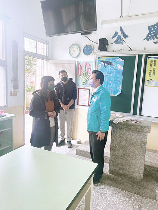 開學前夕，縣長陳福海走訪古城國小訪視校務，關心學校的老舊校舍與新建幼兒園大樓的使用情況。（縣府提供）