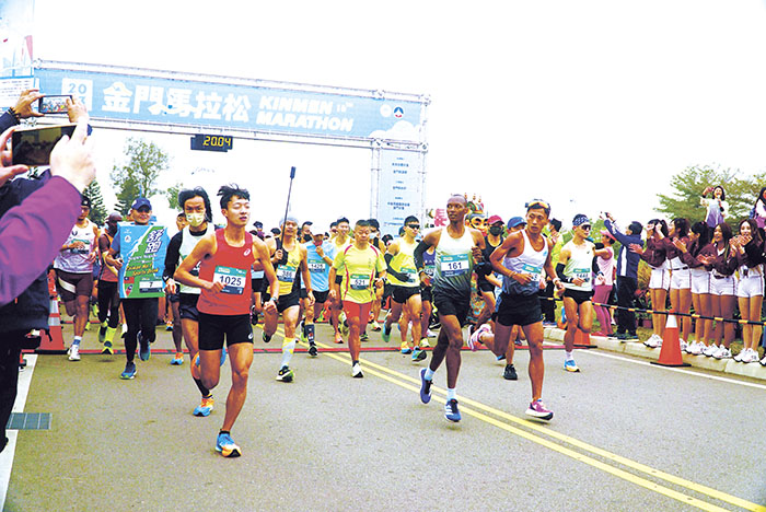 金門馬拉松，競賽組共8000位選手齊聚。（許峻魁攝