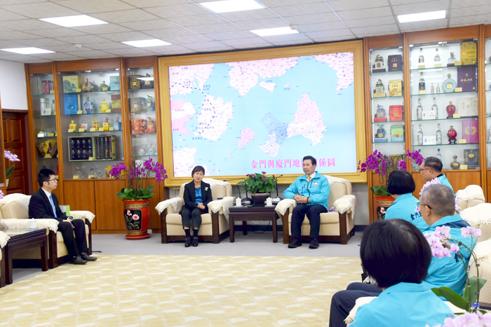 甫上任2個禮拜的僑務委員會委員長徐佳青昨拜會縣長陳福海，雙方互動熱絡，會後並互贈紀念品。（翁維智攝）