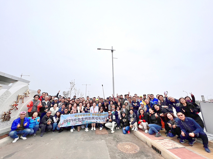 中山大學EMBA百位校友,參加金門馬拉松順便觀光,兼做公益。(中山大學EMBA提供)