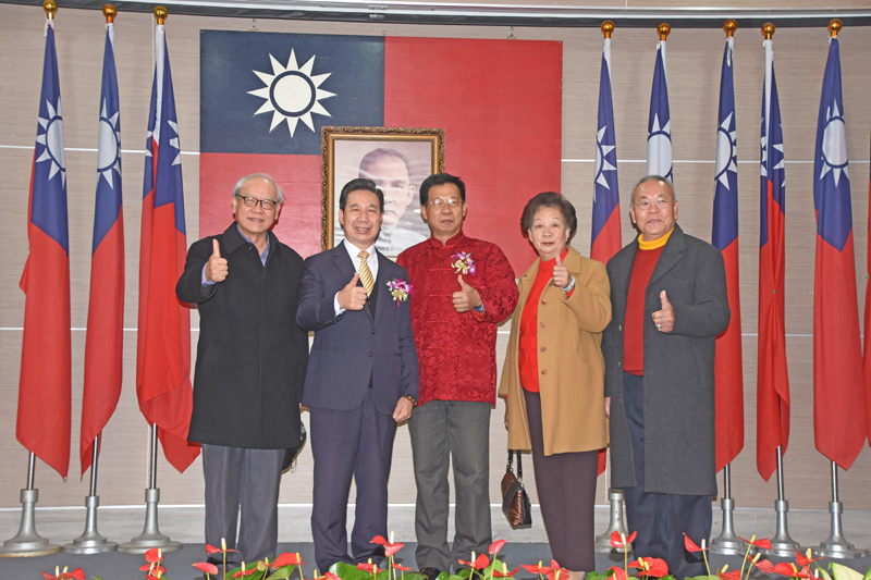 陳福海看中呂坤和(中)長才,此番再邀他回任文化局長,希望他繼續為金門文化的推展作出貢獻。(翁維智攝)