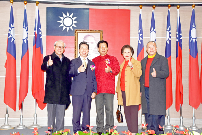 陳福海看中呂坤和（中）長才，此番再邀他回任文化局長，希望他繼續為金門文化的推展作出貢獻。（翁維智攝）