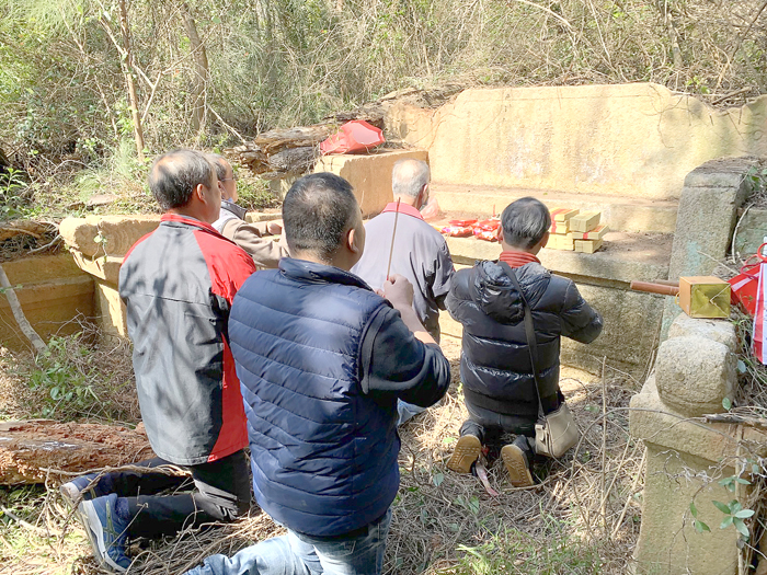 金門蕭氏宗親會理事長蕭偉權會同宗親一行五人,謁拜暌違七十四年之祖墳。(金門蕭氏宗親會提供)