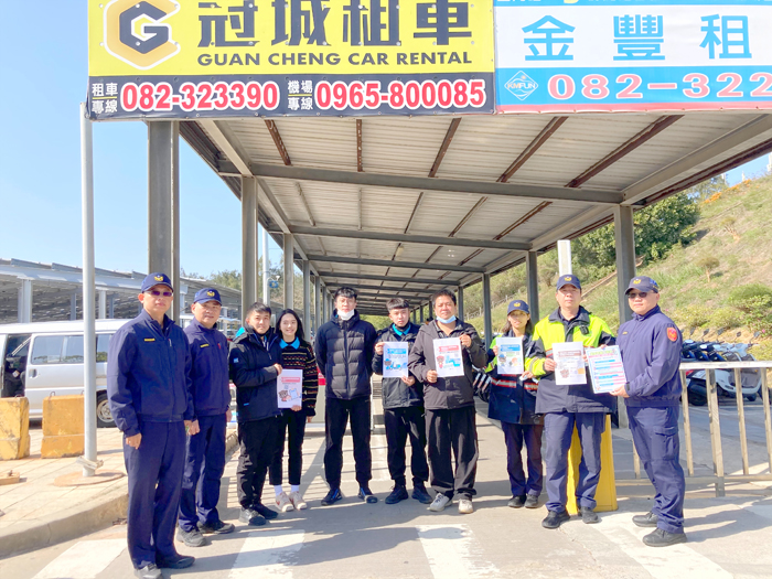 金湖分局新到任分局長陳科宏日昨親自率隊至轄內微型電動二輪車出租業者,宣導新制相關法令。(金湖分局提供)
