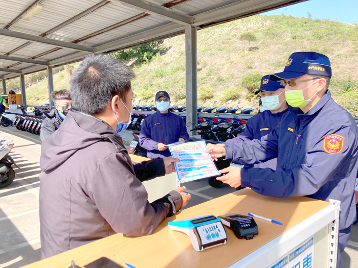 金湖分局新到任分局長陳科宏日昨親自率隊至轄內微型電動二輪車出租業者,宣導新制相關法令。(金湖分局提供)