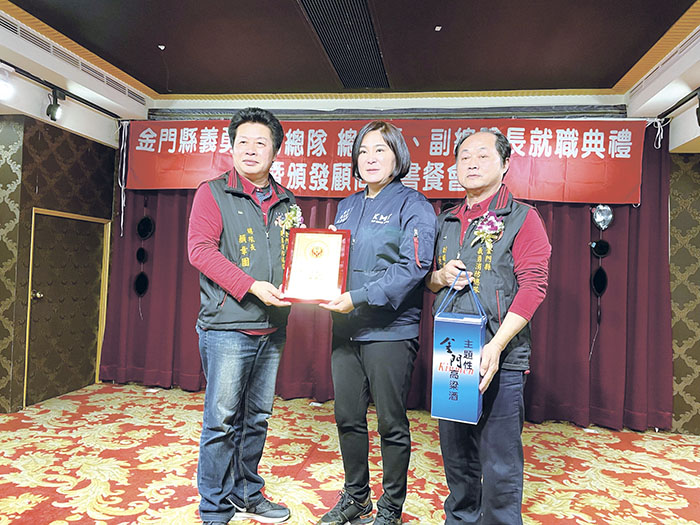 金門縣義消總隊總隊長顏章團頒發顧問證書。(陳冠霖攝)